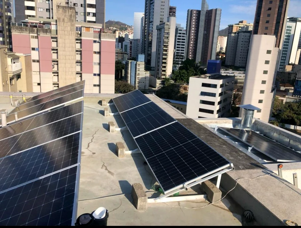 Usina fotovoltaica em telhado urbano utilizada em inspeções de comissionamento