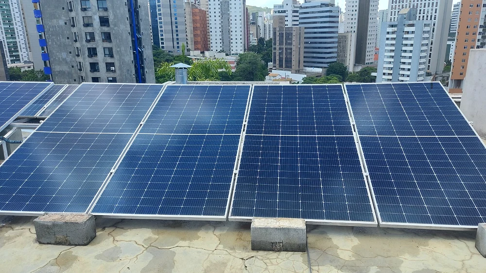 Sistema fotovoltaico em Belo Horizonte durante avaliação técnica