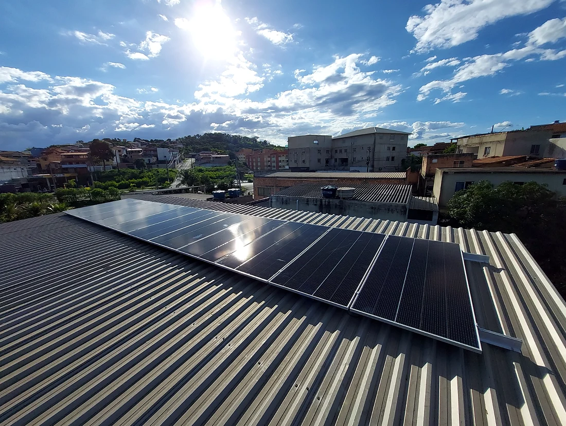 Sistema fotovoltaico instalado em telhado