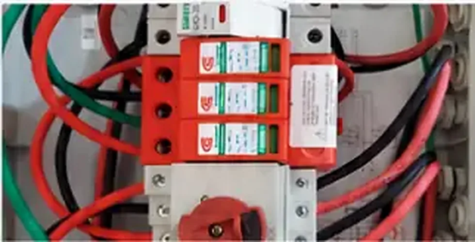 Painel elétrico com cabos e dispositivos de proteção